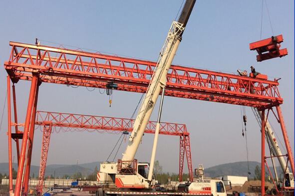 MG型提梁機(jī)安裝現(xiàn)場(chǎng) MG型提梁機(jī)安裝現(xiàn)場(chǎng)