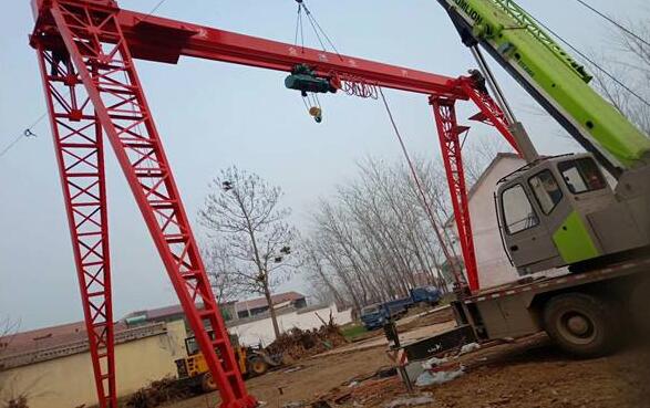 10噸龍門(mén)吊安裝現(xiàn)場(chǎng) 10噸龍門(mén)吊安裝現(xiàn)場(chǎng)