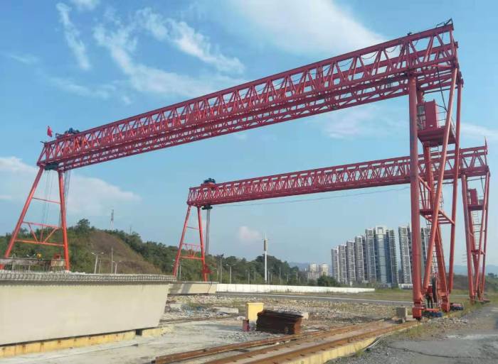 對于龍門吊租賃期間可能發(fā)生的損壞或故障，合同應(yīng)如何約定責(zé)任和賠償方式？